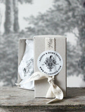Laden Sie das Bild in den Galerie-Viewer, Spun Cotton Christmas Ornament Cuckoo Clock "Souvenir"