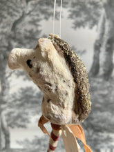 Laden Sie das Bild in den Galerie-Viewer, Spun Cotton Winter Ornament Hobby Horse "Noel"