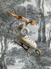 Laden Sie das Bild in den Galerie-Viewer, Spun Cotton Winter Ornament Ice Skate "Noel"