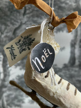 Laden Sie das Bild in den Galerie-Viewer, Spun Cotton Winter Ornament Ice Skate "Noel"