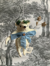 Laden Sie das Bild in den Galerie-Viewer, Spun Cotton Christmas Ornament Polar Bear with Wreath