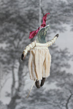 Laden Sie das Bild in den Galerie-Viewer, Spun Cotton Ornament Crow Girl "Memories"