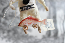 Laden Sie das Bild in den Galerie-Viewer, Spun Cotton Christmas Ornament Cat "Meow" with Pulltoy