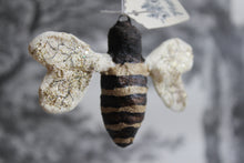 Laden Sie das Bild in den Galerie-Viewer, Spun Cotton Christmas Ornament Bee