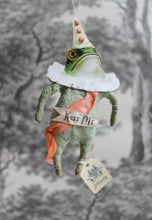 Laden Sie das Bild in den Galerie-Viewer, Spun Cotton Christmas Ornament Frog "Kiss Me"