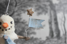 Laden Sie das Bild in den Galerie-Viewer, Spun Cotton Winter Ornament Snowman "Let It Snow"