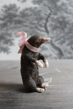 Laden Sie das Bild in den Galerie-Viewer, Spun Cotton Christmas Ornament Mole with Pink Ribbon