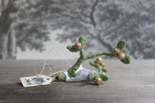 Laden Sie das Bild in den Galerie-Viewer, Spun Cotton Winter Ornament Mistletoe with White Ribbon