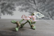 Laden Sie das Bild in den Galerie-Viewer, Spun Cotton Winter Ornament Mistletoe with Pink Ribbon
