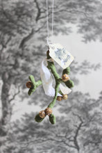 Laden Sie das Bild in den Galerie-Viewer, Spun Cotton Winter Ornament Mistletoe with White Ribbon