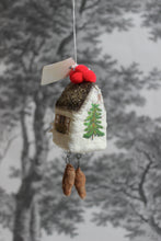 Laden Sie das Bild in den Galerie-Viewer, Spun Cotton Christmas Ornament Cuckoo Clock "Souvenir"