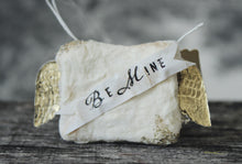 Laden Sie das Bild in den Galerie-Viewer, Spun Cotton Ornament Winged Love Letter "Be Mine"