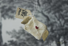 Laden Sie das Bild in den Galerie-Viewer, Spun Cotton Ornament Winged Love Letter "Be Mine"