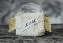 Laden Sie das Bild in den Galerie-Viewer, Spun Cotton Ornament Winged Love Letter "Liebe"
