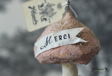 Laden Sie das Bild in den Galerie-Viewer, Spun Cotton Ornament Brown Mushroom "Merci"