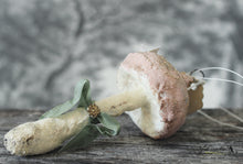 Laden Sie das Bild in den Galerie-Viewer, Spun Cotton Ornament Brown Mushroom "Merci"