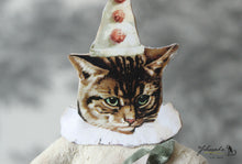 Laden Sie das Bild in den Galerie-Viewer, Spun Cotton Ornament Cat Clown "Meow"