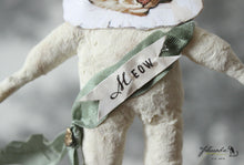 Laden Sie das Bild in den Galerie-Viewer, Spun Cotton Ornament Cat Clown "Meow"