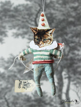 Laden Sie das Bild in den Galerie-Viewer, Spun Cotton Ornament Cat with Pink Fish Pull Toy