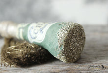 Laden Sie das Bild in den Galerie-Viewer, Cotton Ornament Champ Bottle with Tassel and Glitter (Gold)