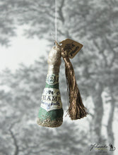 Laden Sie das Bild in den Galerie-Viewer, Cotton Ornament Champ Bottle with Tassel and Glitter (Gold)