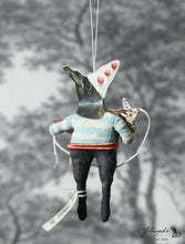 Laden Sie das Bild in den Galerie-Viewer, Spun Cotton Ornament Crow with Hedgehog Pull Toy