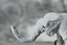 Laden Sie das Bild in den Galerie-Viewer, Spun Cotton Ornament Elephant on Wheels