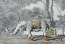 Laden Sie das Bild in den Galerie-Viewer, Spun Cotton Ornament Elephant on Wheels