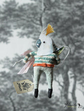 Laden Sie das Bild in den Galerie-Viewer, Spun Cotton Ornament Cockatoo with Alligator Pull Toy