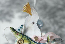 Laden Sie das Bild in den Galerie-Viewer, Spun Cotton Ornament Cockatoo with Alligator Pull Toy