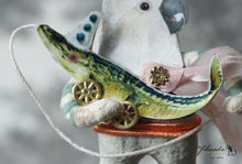 Laden Sie das Bild in den Galerie-Viewer, Spun Cotton Ornament Cockatoo with Alligator Pull Toy