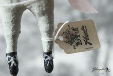 Laden Sie das Bild in den Galerie-Viewer, Spun Cotton Ornament Cockatoo with Alligator Pull Toy