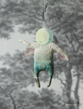 Laden Sie das Bild in den Galerie-Viewer, Spun Cotton Ornament Moon "Love"