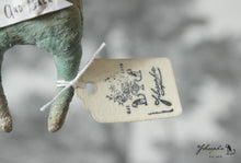 Laden Sie das Bild in den Galerie-Viewer, Spun Cotton Ornament Moon "Love"