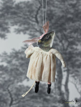 Laden Sie das Bild in den Galerie-Viewer, Spun Cotton Ornament Mouse Girl with Cake
