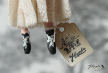 Laden Sie das Bild in den Galerie-Viewer, Spun Cotton Ornament Mouse Girl with Cake