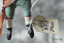 Laden Sie das Bild in den Galerie-Viewer, Spun Cotton Ornament Mouse with Butterfly Pull Toy