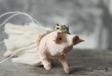 Laden Sie das Bild in den Galerie-Viewer, Spun Cotton Ornament Piglet with Crown and Tutu