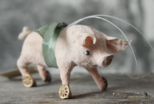 Laden Sie das Bild in den Galerie-Viewer, Spun Cotton Ornament Piglet on Wheels