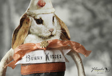 Laden Sie das Bild in den Galerie-Viewer, Spun Cotton Ornament White Rabbit with Partyhat