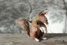 Laden Sie das Bild in den Galerie-Viewer, Spun Cotton Ornament Mini Squirrel
