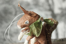 Laden Sie das Bild in den Galerie-Viewer, Spun Cotton Ornament Mini Squirrel