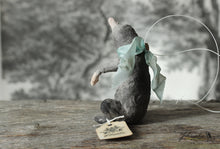 Laden Sie das Bild in den Galerie-Viewer, Spun Cotton Ornament Mole with Mint Ribbon