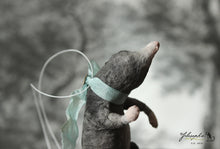 Laden Sie das Bild in den Galerie-Viewer, Spun Cotton Ornament Mole with Mint Ribbon