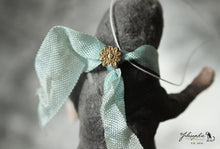 Laden Sie das Bild in den Galerie-Viewer, Spun Cotton Ornament Mole with Mint Ribbon