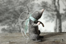 Laden Sie das Bild in den Galerie-Viewer, Spun Cotton Ornament Mole with Mint Ribbon