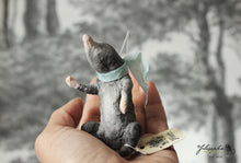 Laden Sie das Bild in den Galerie-Viewer, Spun Cotton Ornament Mole with Mint Ribbon