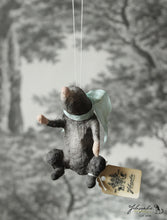 Laden Sie das Bild in den Galerie-Viewer, Spun Cotton Ornament Mole with Mint Ribbon