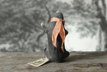 Laden Sie das Bild in den Galerie-Viewer, Spun Cotton Ornament Mole with Peach Ribbon