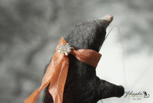 Laden Sie das Bild in den Galerie-Viewer, Spun Cotton Ornament Mole with Peach Ribbon
